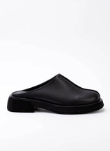 Lade das Bild in den Galerie-Viewer, Sammy Seam Clog