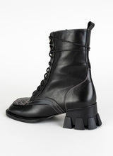 Lade das Bild in den Galerie-Viewer, Schwarze Schnürboots mit Karreefront und Nähten in pink. Im Fokus steht der markante, skulpturale Absatz mit breiter Auftrittsfläche und Profil. Der Absatz ist ca. 5,5 cm hoch.