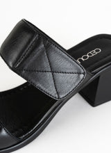 Lade das Bild in den Galerie-Viewer, Detailfoto einer eleganten, aber alltagstauglichen Sandale in schwarzem Glattleder mit dekorativen Nähten an den Enden zweier gepolsterter Riemen.