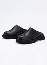 Lade das Bild in den Galerie-Viewer, Seitliche Ansicht eines Paares Unisex-Clogs aus traumhaftem Echtleder in zeitlosem Schwarz. Die Schuhe sind mit Modellen von Vagabond vergleichbar. Durch die breite Größenauswahl ist das Modell von Frauen und Männern tragbar. Das Label Cedoublé fertigt ausschließlich in Europa und legt einen Fokus auf nachhaltiges Verhalten in allen Belangen.