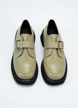 Load image into Gallery viewer, Ein Paar grüner Halbschuhe aus Echtleder mit verstellbarer Schnalle über dem Spann. Gefüttert mit schwarzem, weich gepolstertem Leder. Diese Art von Modell nennt sich Monk und ist gleichermaßen von Frauen und Männern tragbar.