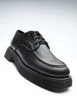 Lade das Bild in den Galerie-Viewer, Formschöner, klassischer Unisex-Lederschnürer. Vom Obermaterial über die Nähte bis hin zum Futter und zur Sohle ist das Modell einheitlich in schwarz gehalten. Die Sohle verfügt über ein dezentes, modisches Plateau.