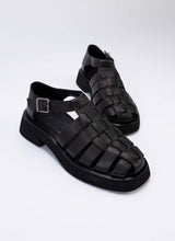 Lade das Bild in den Galerie-Viewer, Wunderschöne, schwarze Echtleder-Sandalen mit weichen Riemchen. Das Design entspricht dem der beliebten Fisherman Sandal mit softer Hinterkappe und hochgezogener Front im Flechtlook. Hergestellt werden diese Schuhe von der deutschen Marke Cedoublé, die ausschließlich in Europa produzieren lässt.