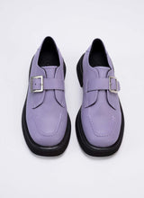 Lade das Bild in den Galerie-Viewer, Draufsicht eines Unisex Schuhs, der in vielen Größen für Männer und Frauen erhältlich ist. Gut zu erkennen ist das lavendelfarbene Echtleder sowie das schwarze Lederfutter. Das Modell verfügt über einen Riegel über dem Spann. Dieser Riemen besitzt eine silberfarbene Schnalle.