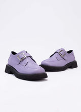Lade das Bild in den Galerie-Viewer, Halbschuhe in hellem Lila aus Echtleder mit interessanter Naht auf der Front. Der Schuhtyp nennt sich Monk. Monk-Schuhe haben in der Regel ein oder zwei Schnallen. Die Schuhe sind mit schwarzem, atmungsaktivem Leder gefüttert.