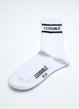 Lade das Bild in den Galerie-Viewer, Produktfoto einer Tennissocke aus organic cotton in weiß mit schwarzen Details wie dem Logo des Herstellers Cedoublé. Tragbar für alle Geschlechter. Die Socke hat eine mittlere Länge.