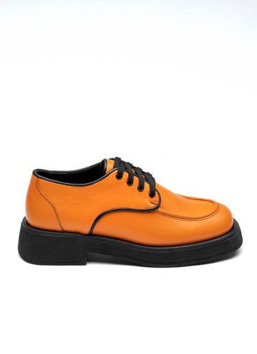 Seitenansicht eines orangefarbenen Unisex-Schnürers aus Leder