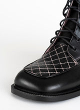 Load image into Gallery viewer, Schuhspitze eines Bikerboots mit Schnürung in Karreeform sowie mit pinkfarbenen Kontrastnähten im Quilted-Look
