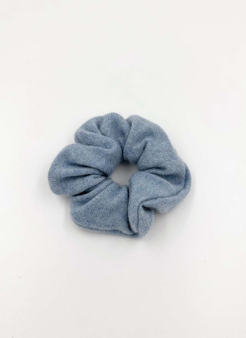 Kuschelig weiches Haargummi aus Strick. Das Material besteht aus reinem Cashmere. Die Farbe ist ein gedämpftes Babyblau.