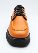 Load image into Gallery viewer, Knallig orangefarbener Schnürschuh mit Wulstnaht, schwarzen Schnürsenkeln und einer leicht karreeförmigen, schwarzen Plateausohle
