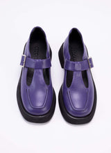 Lade das Bild in den Galerie-Viewer, Draufsicht eines Schuhs aus lila Echtleder mit schwarzer Plateaushohle. Gut zu erkennen ist das Schaftdesign, das mit dem T-Steg dem eines typischen Mary Jane Shoes entspricht und an den Schoolgirl-Look erinnert.
