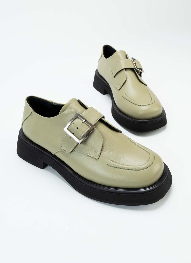 Ein Paar Halbschuhe aus zertifiziertem Glattleder. Dieses Modell eignet sich für alle Geschlechter und hält sich nicht an Trends. Es handelt sich um einen sogenannten Monk mit einer Schnalle. Die besondere Farbe, ein Pastellgrün, die dezente Sohle mit Plateau und die Ziernaht auf der Front unterstreichen den nicht alltäglichen Charakter dieses Schuhs.