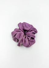 Lade das Bild in den Galerie-Viewer, Produktfoto eines violetten Scrunchies mit gräulichem, chinesischem Muster. Das edle Accessoire für die Haare wurde aus reiner Seide gefertigt.
