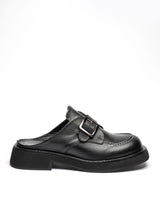 Load image into Gallery viewer, Modischer Unisex Clog aus schwarzem Leder. Die deutlichen Merkmale des Schuhs sind die leichte Plateausohle aus EVA-Material, die weiße Naht auf der Schuhfront sowie die silberfarbene Monk-Schnalle.
