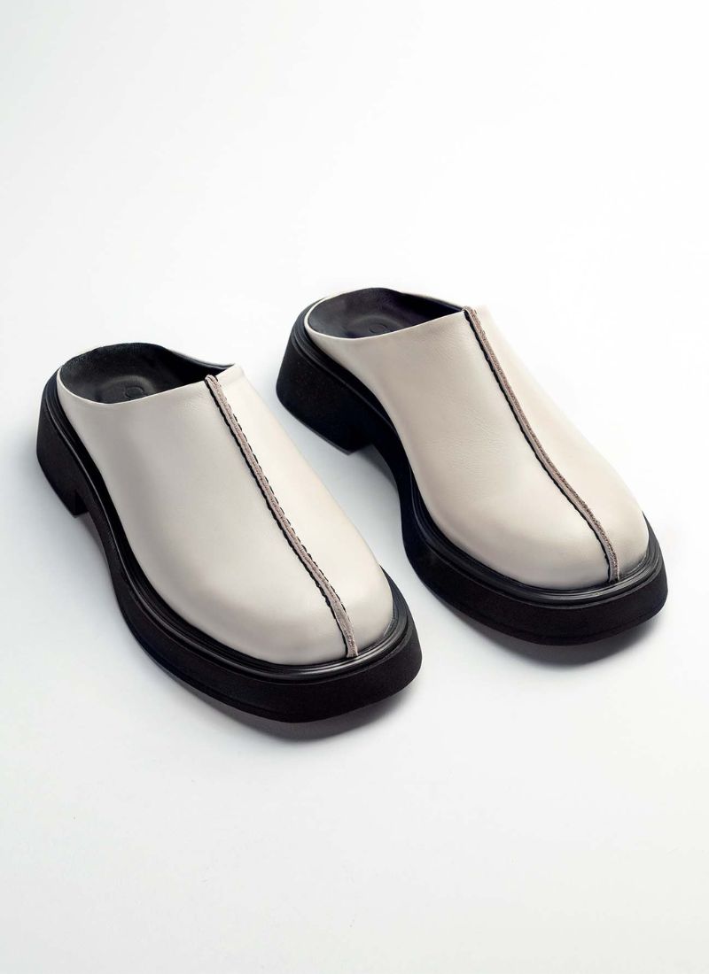 Chunky Unisex-Clog in cremeweiß mit abgesetzter Mittelnaht in schwarz
