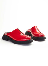 Load image into Gallery viewer, Moderner Unisex-Clog in rotem Knautschlack

