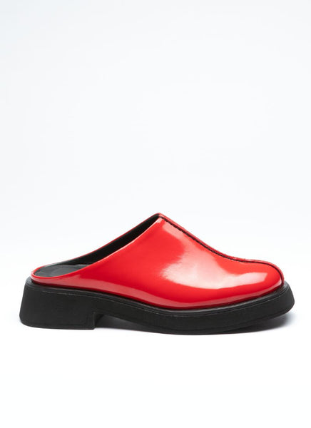 Chunky Unisex-Clog in knallig rotem Knautschlack