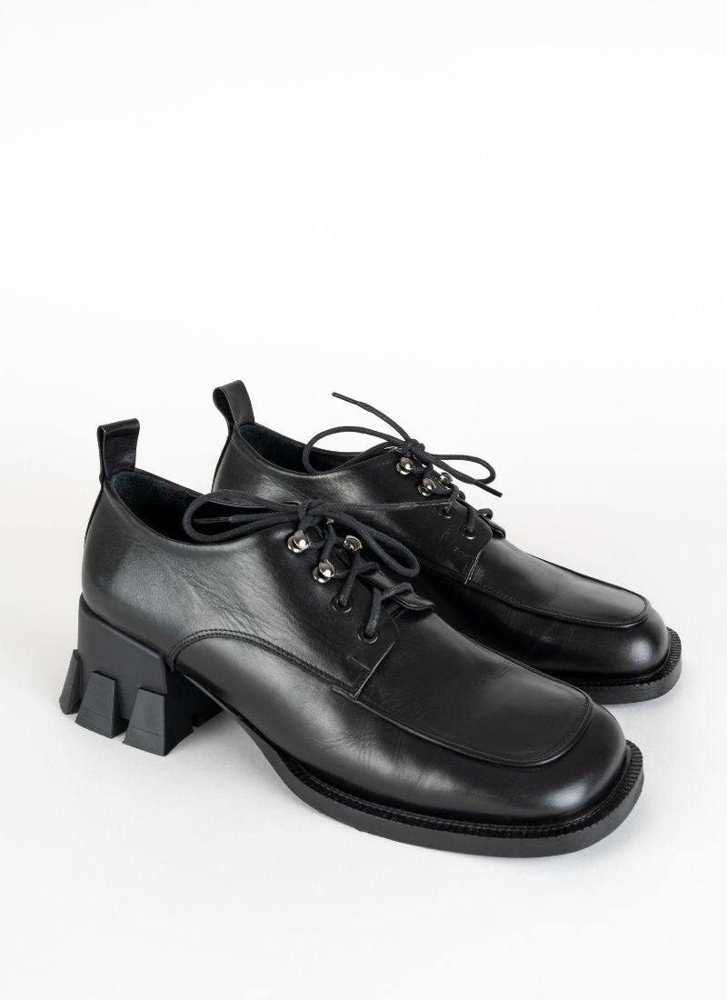 Produktbild eines Schnürschuhs mit Karree Leisten, silberfarbenen Hakenösen und einem ca. 5,5 cm hohen Absatz mit Profil.