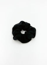 Load image into Gallery viewer, Scrunchie aus reinem, butterweichem Kaschmir in schwarz. Die Oberfläche ist pfirsichzart.
