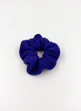 Load image into Gallery viewer, Scrunchie aus reinem Kaschmir in einem knalligen Blauton. Es handelt sich um besonders weichen Strick.
