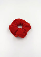 Load image into Gallery viewer, Rotes Scrunchie aus reinem, kuscheligem Kaschmir mit seidenweicher Oberfläche.

