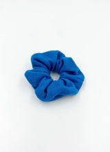 Load image into Gallery viewer, Leuchtend blaues Scrunchie aus reinem, kuscheligem Kaschmirgarn. 

