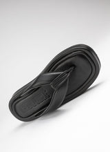 Load image into Gallery viewer, Produktfoto einer japanisch angehauchten Sandale in schwarzem Leder mit großem Logo-Print. Der Schaft ist dem Trend entsprechend gepolstert. Das Modell ist erhältlich ausschließlich online bei CEDOUBLÉ und sieht ähnlich aus wie ein angesagter Schuh-Style von THE ROW.
